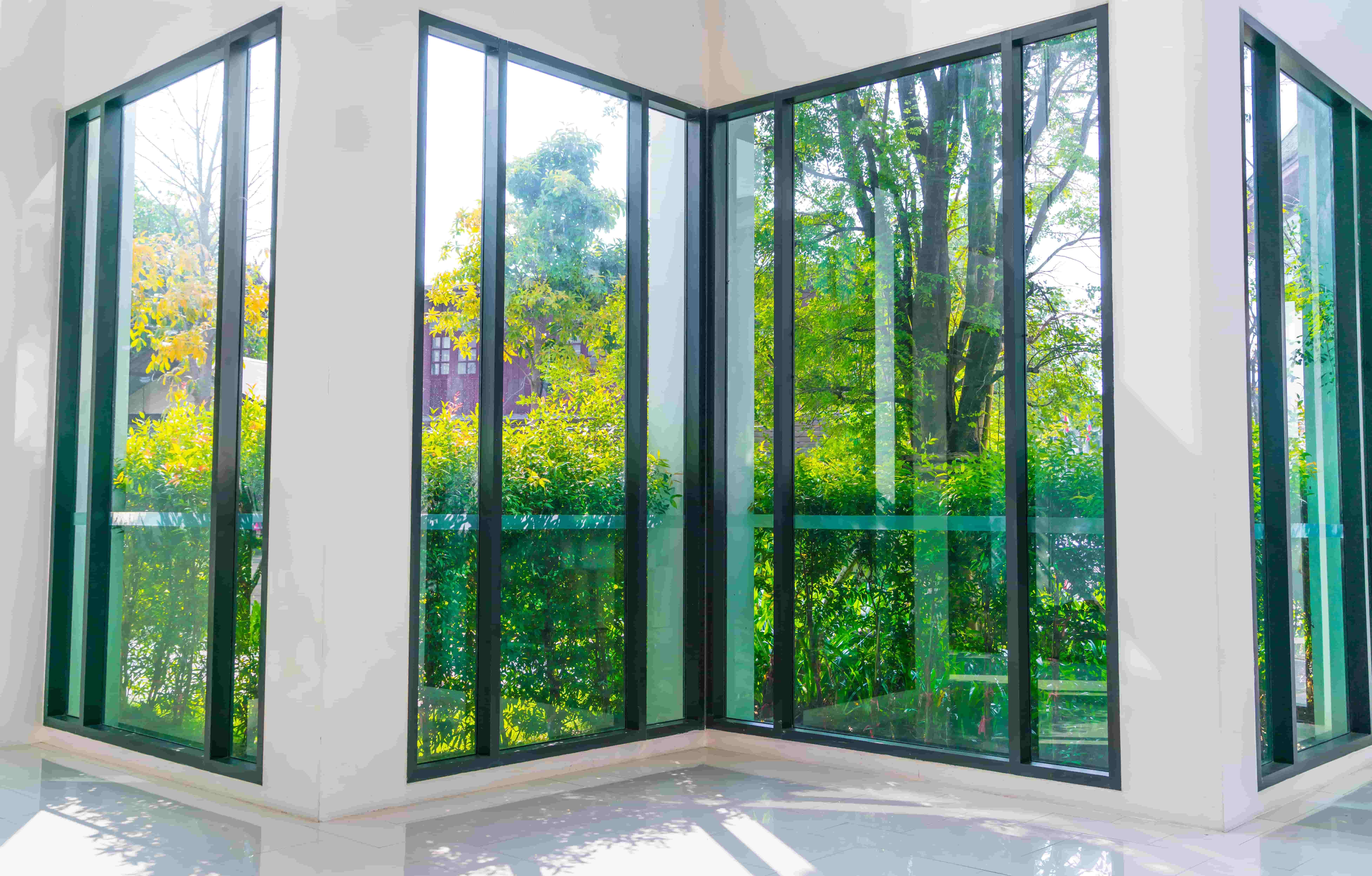 Membersihkan Kaca Jendela Aluminium
